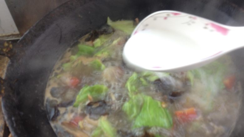肉丸胡辣汤(陕西版),边搅拌边分次加入淀粉糊