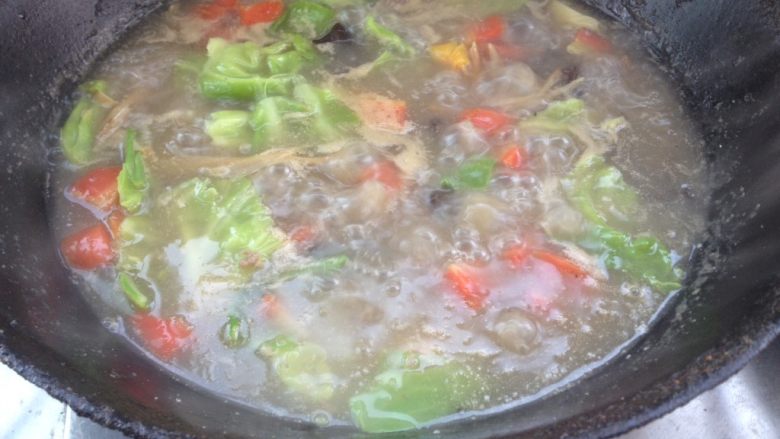 肉丸胡辣汤(陕西版),锅内成粘稠状,出鱼眼泡,加盐调味