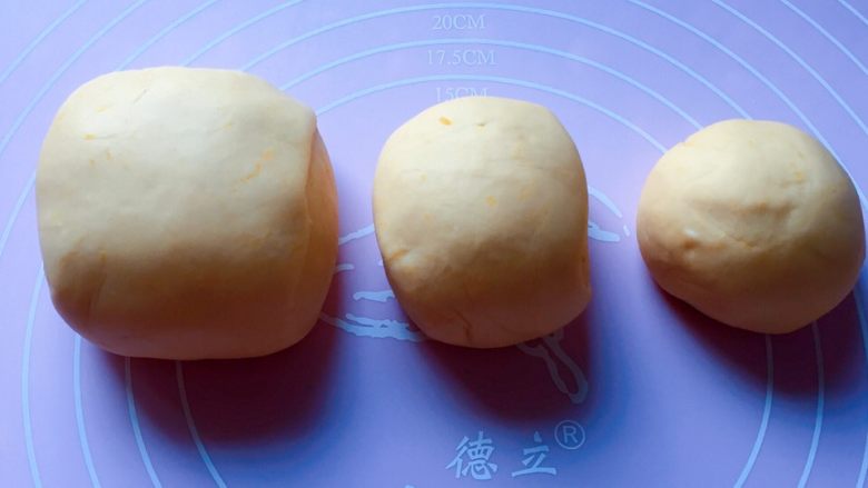 富贵花开枣花馍,将发酵好的面团排气揉匀后,分成大、中、小三份面团。