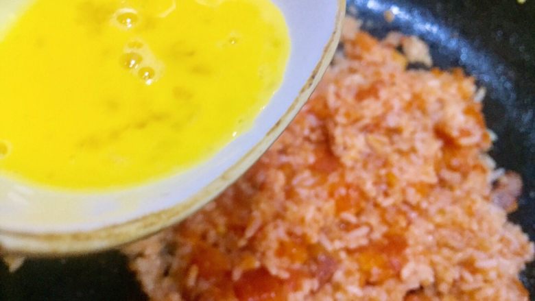 爱之心绿叶烘饭,炒均后倒入蛋液