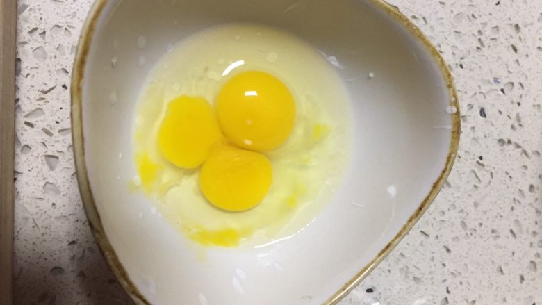 爱之心绿叶烘饭,鹌鹑蛋打入碗,放入少许调味盐