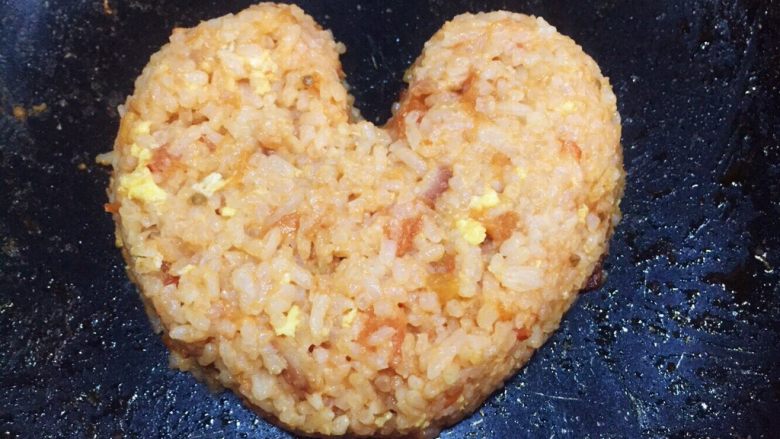 爱之心绿叶烘饭,在锅平底锅里做成喜欢的❤心形(很简单,用锅铲就可以这样造型)