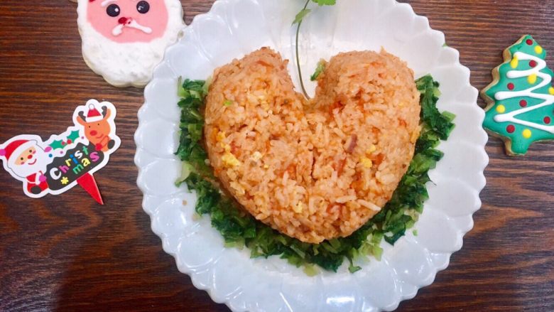 爱之心绿叶烘饭,饭和菜装入盘中,再放一根香菜叶做装饰