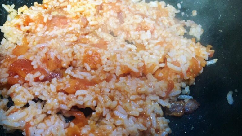 爱之心绿叶烘饭,开小火将米饭和番茄泥炒均