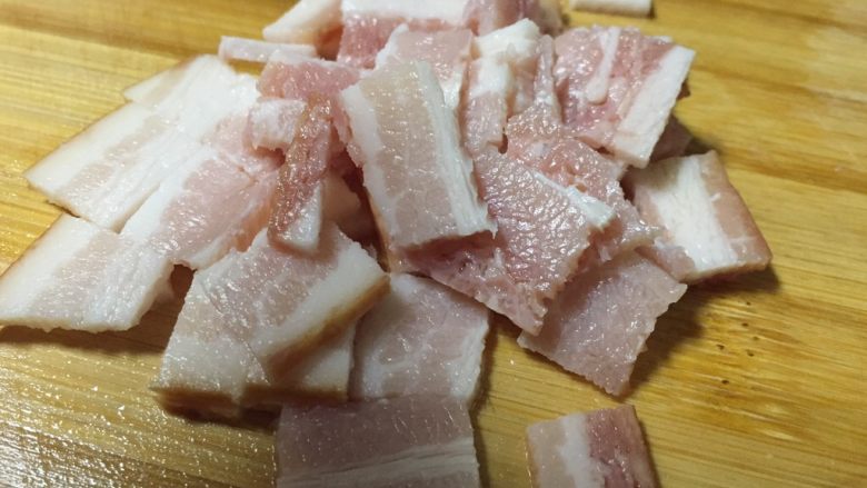 爱之心绿叶烘饭,培根切丁备用