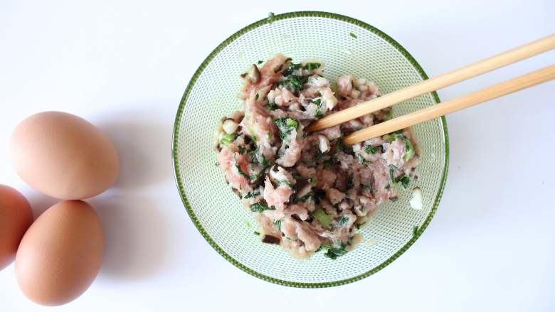 宝宝蔬菜肉蛋饺(适合12个月以上的宝宝),猪肉末中加切碎的<a style='color:red;display:inline-block;' href='/shicai/ 230'>香菇</a>、油菜,少许盐,搅拌成肉馅