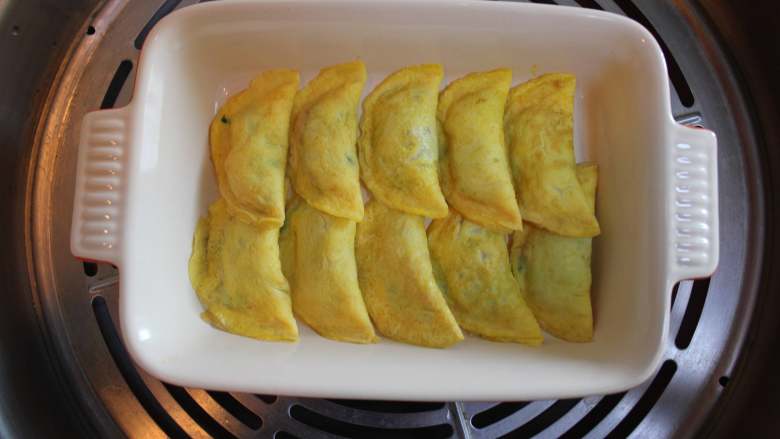 宝宝蔬菜肉蛋饺(适合12个月以上的宝宝),做好的蛋饺上锅蒸10分钟左右即可