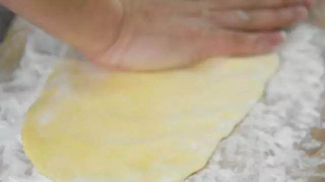 红枣玉米窝窝头的做法,简直好吃到爆,必须学会啊,将发酵好的面团,放置案板,揉出气泡,然后揉平