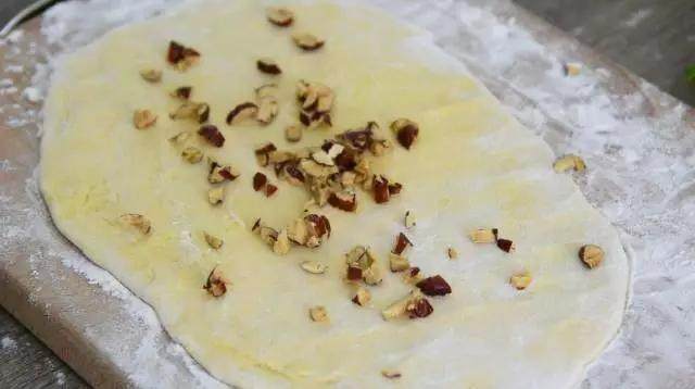 红枣玉米窝窝头的做法,简直好吃到爆,必须学会啊,撒上枣肉,再把面团揉匀,搓成长条