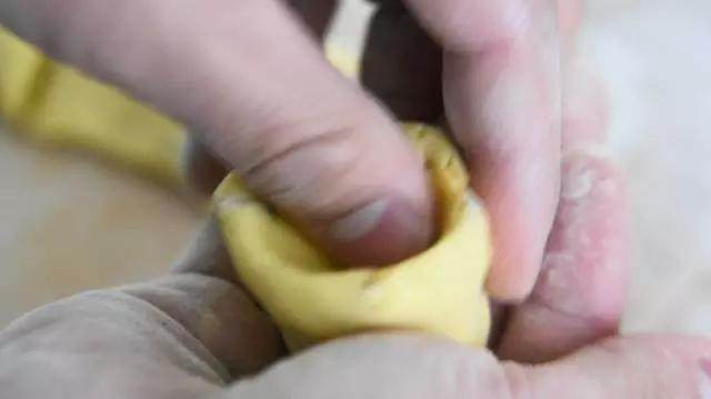 红枣玉米窝窝头的做法,简直好吃到爆,必须学会啊,用手把小剂子捏成窝窝头形状