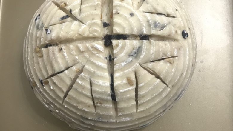 乡村大欧包,8送进提前预热好的烤箱中层上下火185度35分钟,中度上色后加盖锡纸。