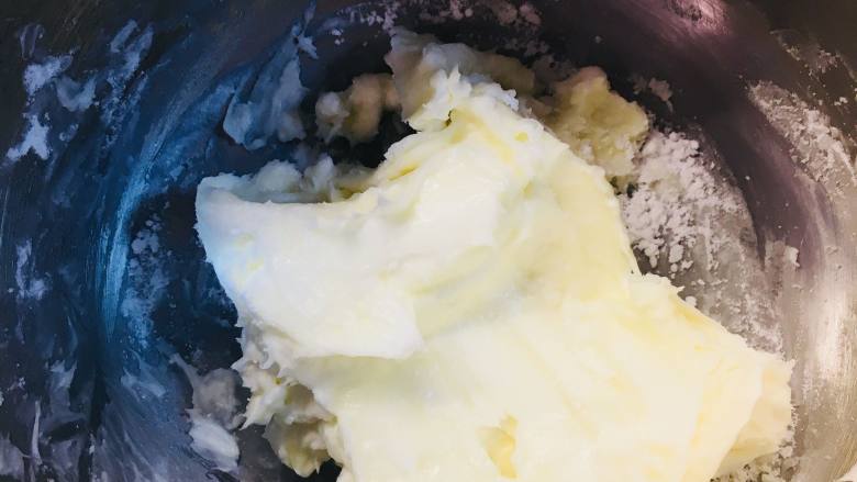 魔法棒奶酪夹心软欧,奶油奶酪软化后加入糖粉,用刮刀简单搅拌下,以免飞粉。