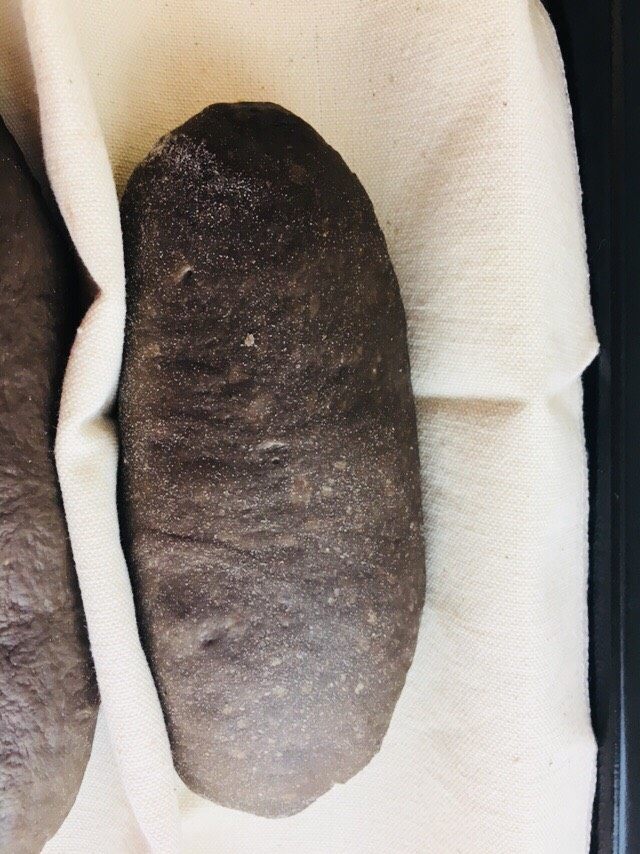 魔法棒奶酪夹心软欧,放置到发酵布上,进行第二次发酵。烤箱放一杯温水,时间30分钟