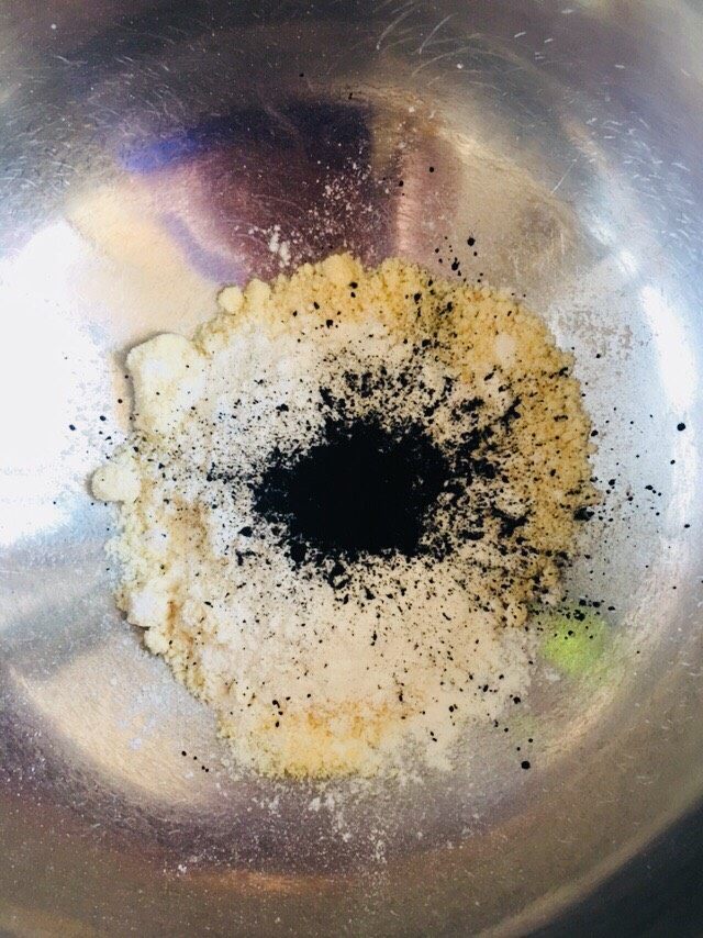 魔法棒奶酪夹心软欧,酥粒,将冷冻过的黄油切成小块,加入糖粉,低粉,竹炭粉,杏仁粉,用手搓成小颗粒,冷藏备用。