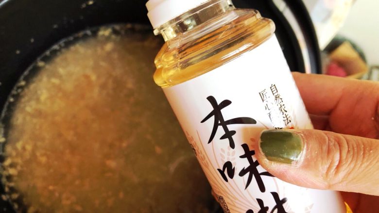 日式醇香核桃饭,加入一小勺味啉,如果没有用米酒代替也可以。