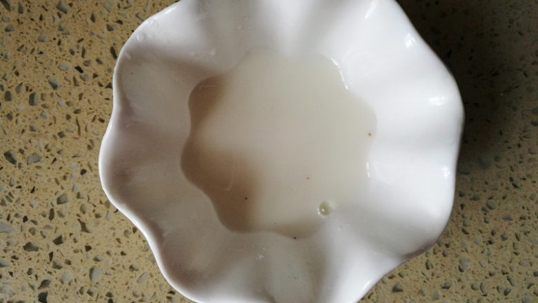 酸甜年糕,加适量的清水,搅匀。