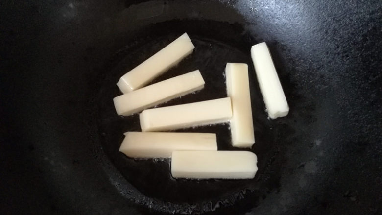 酸甜年糕,锅烧热,下适量的油,将年糕放入