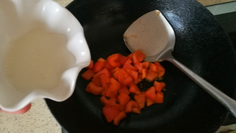 酸甜年糕,炒至西红柿出汁,倒入调好的汁,白糖没溶解的话,再加少量的水冲入锅中哦