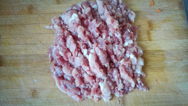 炸酱面(捞面条),切成肉沫备用