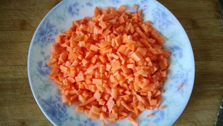 炸酱面(捞面条),胡萝卜切粒