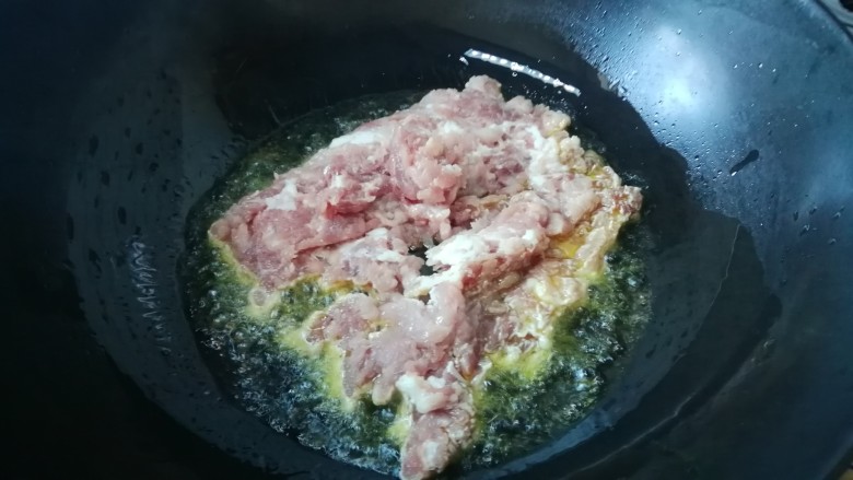 炸酱面(捞面条),热锅凉油把肉沫炒至变色