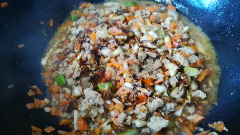 炸酱面(捞面条),加入盐,老抽,花椒粉调味