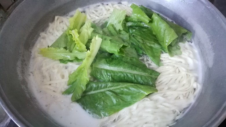 炸酱面(捞面条),面条快熟的时候加入<a style='color:red;display:inline-block;' href='/shicai/ 3517'>青菜</a>