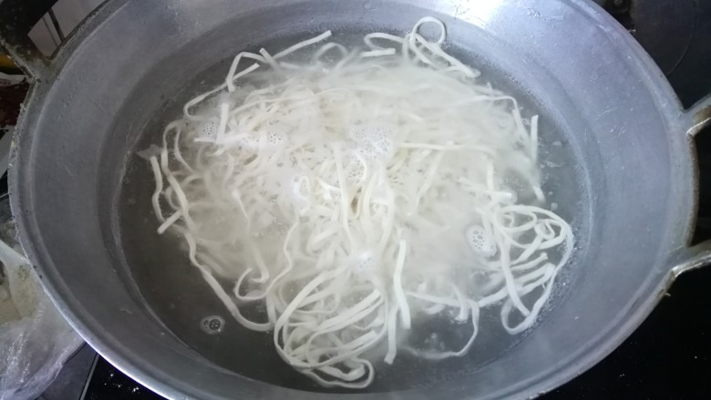 炸酱面(捞面条),水开后下入<a style='color:red;display:inline-block;' href='/shicai/ 526'>面条</a>