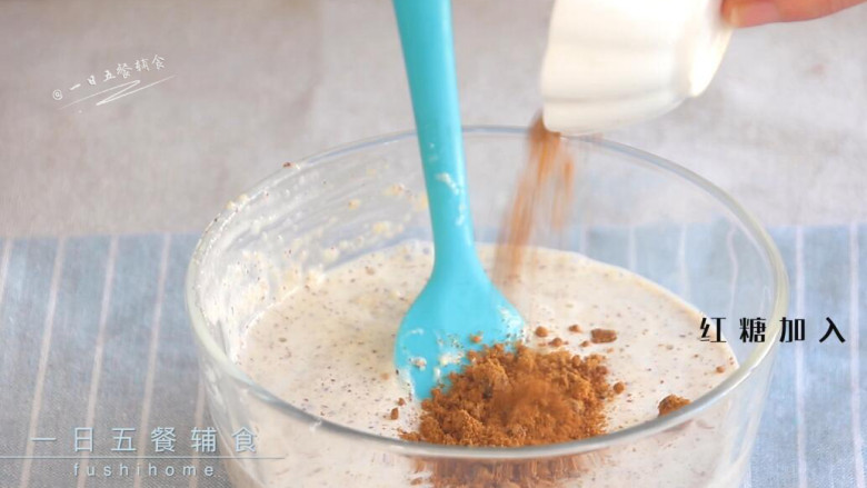 红枣红糖馒头,红枣牛奶糊倒出来,红糖加入搅拌均匀。
>>红枣自带甜味,但是糖是酵母的养分,所以也少加了点红糖,不加也可以,就是发酵的时候会稍慢一点,其他不影响。