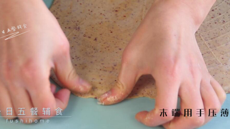 红枣红糖馒头,表面抹一层水,末端尽量薄一点。
>>表面抹上一层水,貌似视频中剪漏了,抹水使一会卷的更紧更服帖。