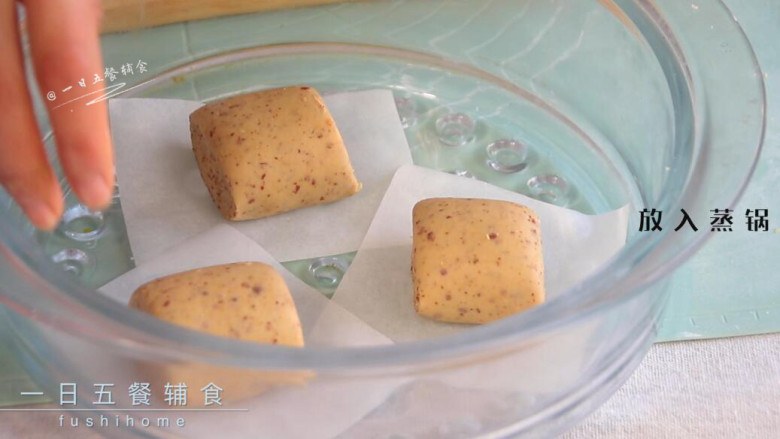 红枣红糖馒头,蒸锅下方是40度热水,发酵1小时,冬天水冷了中途加一次热水。水的温度不能太高,发酵的温度高表面会开裂,我裂过不止一次。
>>有没发现直接上锅了?省时吧。做到这一步,陪孩子一起睡会吧,辛苦的妈妈,等孩子醒了开火蒸刚刚好做点心。
发酵不止这一种方法,还想知道其他的,留言再回答吧,我都感觉我太啰嗦了。