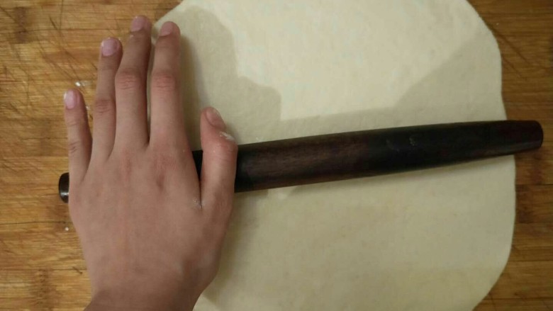 榴莲披萨,给面团排排气,擀成5㎜左右的饼