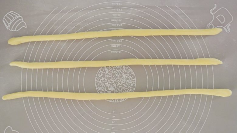 圣诞花环面包,揉成大约30公分左右的长条