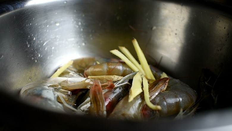 茄汁大虾,<a style='color:red;display:inline-block;' href='/shicai/ 37'>姜</a>切成丝,一并放进去