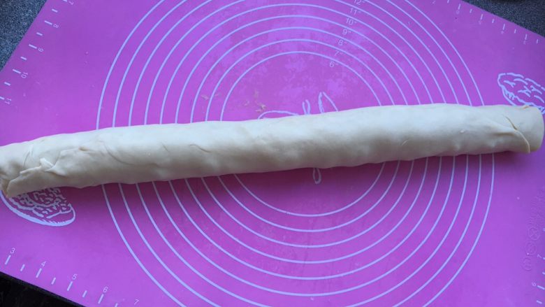 圣诞花环面包,卷起来,收紧合拢处