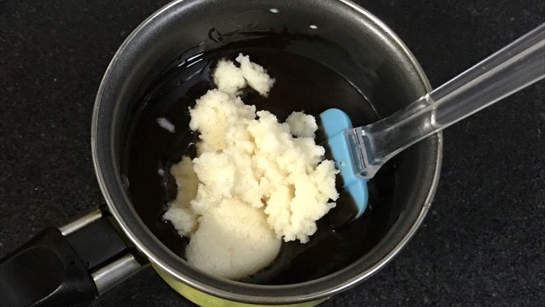 八寸巧克力慕斯巧克力淋面裱花蛋糕,融化好了以后加入用牛奶泡好的吉利丁粉,用余温融化。