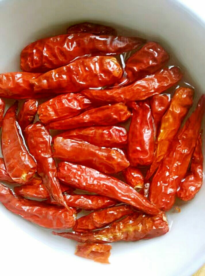 秘密香辣鸡爪,<a style='color:red;display:inline-block;' href='/shicai/ 86474'>干辣椒</a>,洗干净,剁细,越细越好,黄色的籽可去掉一些,不然太辣!