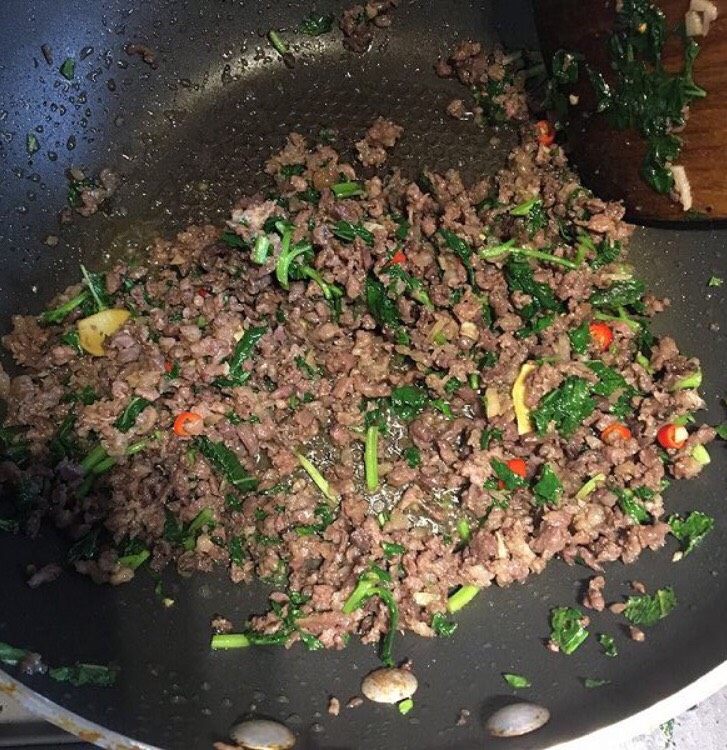 云南+薄荷小米辣牛肉末,尝一下味道,盐味不够的话加点盐,够了就不需要加了,出锅前滴入适量<a style='color:red;display:inline-block;' href='/shicai/ 748'>花椒油</a>翻炒均匀