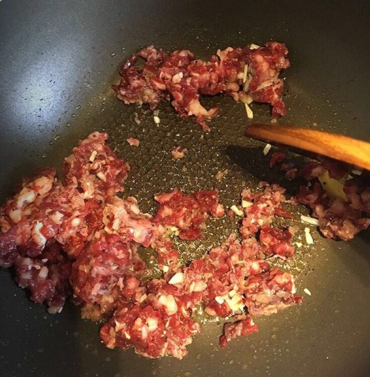 云南+薄荷小米辣牛肉末,倒入腌制好的<a style='color:red;display:inline-block;' href='/shicai/ 39966'>牛肉末</a>,翻炒