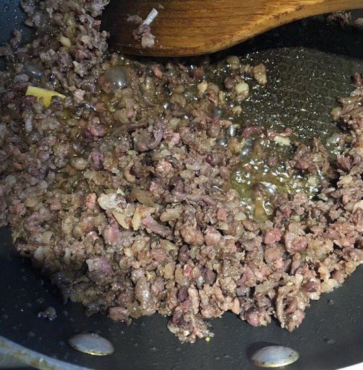 云南+薄荷小米辣牛肉末,炒到牛肉变成棕色,再倒入一勺生抽翻炒均匀