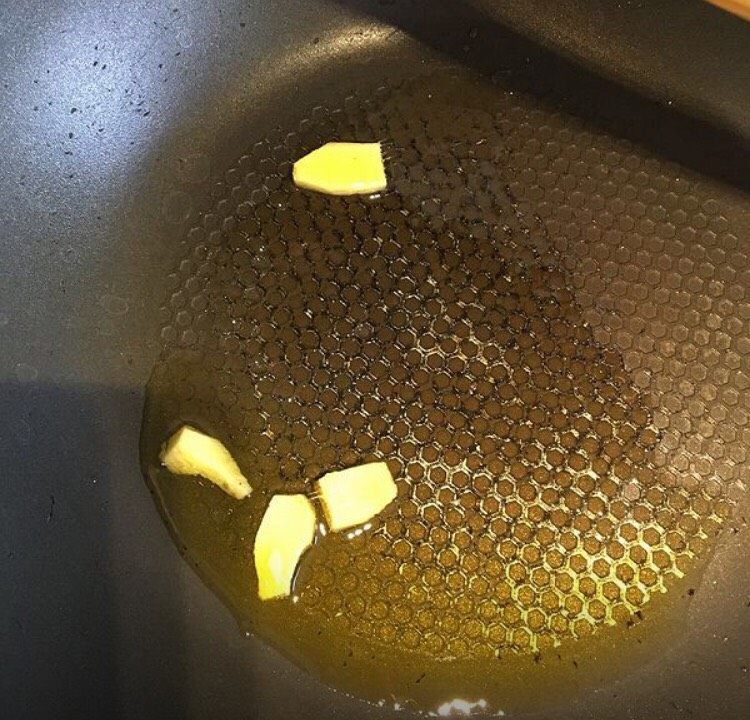 云南+薄荷小米辣牛肉末,锅内倒入适量橄榄油,油热后加入姜片炝锅