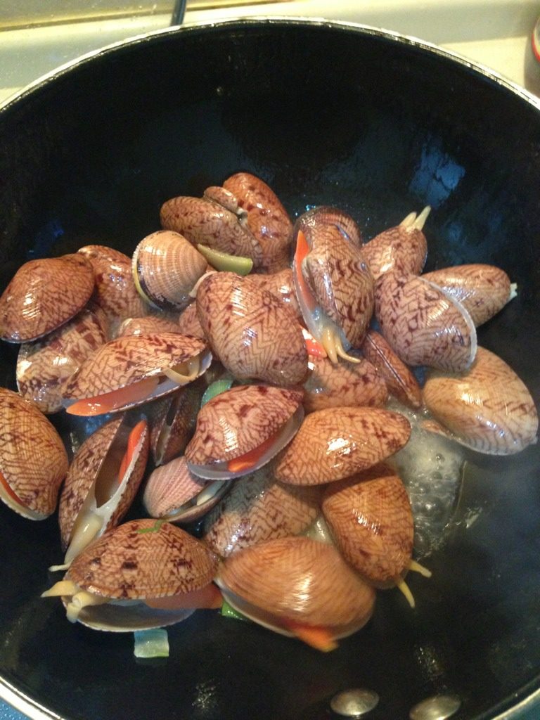 酱爆芒果贝,加入芒果贝翻炒至口微张；