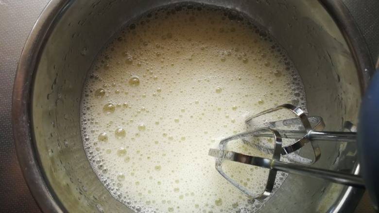 长颈鹿纹蛋糕卷,始制作蛋白糊:蛋白内滴入几滴柠檬汁或用筷子蘸几滴白醋,我没有柠檬汁滴了4滴左右白醋。电动打蛋器低速打发,当出现大鱼眼泡沫时加入三分之一的白糖继续打发(蛋黄糊中不用放白糖,方子内白糖全是蛋白内放的)
