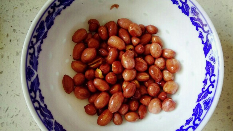 宫保杏鲍菇,花生米红衣全部爆开,颜色变深,盛出待用