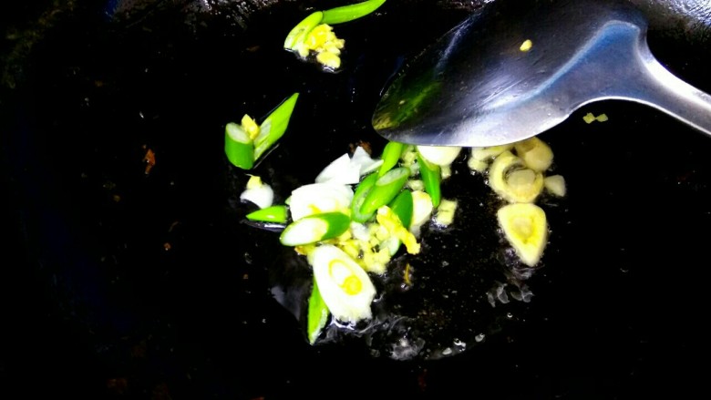宫保杏鲍菇,锅中放入适量植物油,爆香葱姜蒜