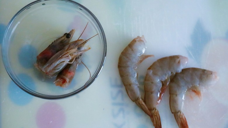 宝宝脆皮虾,首先要把虾处理干净,先去头
