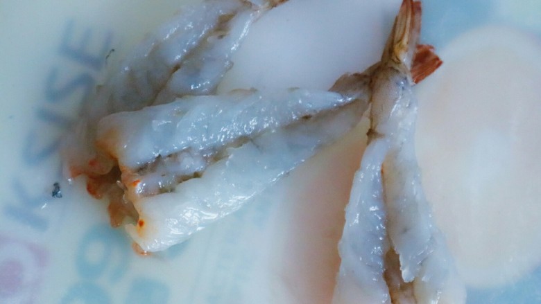 宝宝脆皮虾,如图,中间不要切断