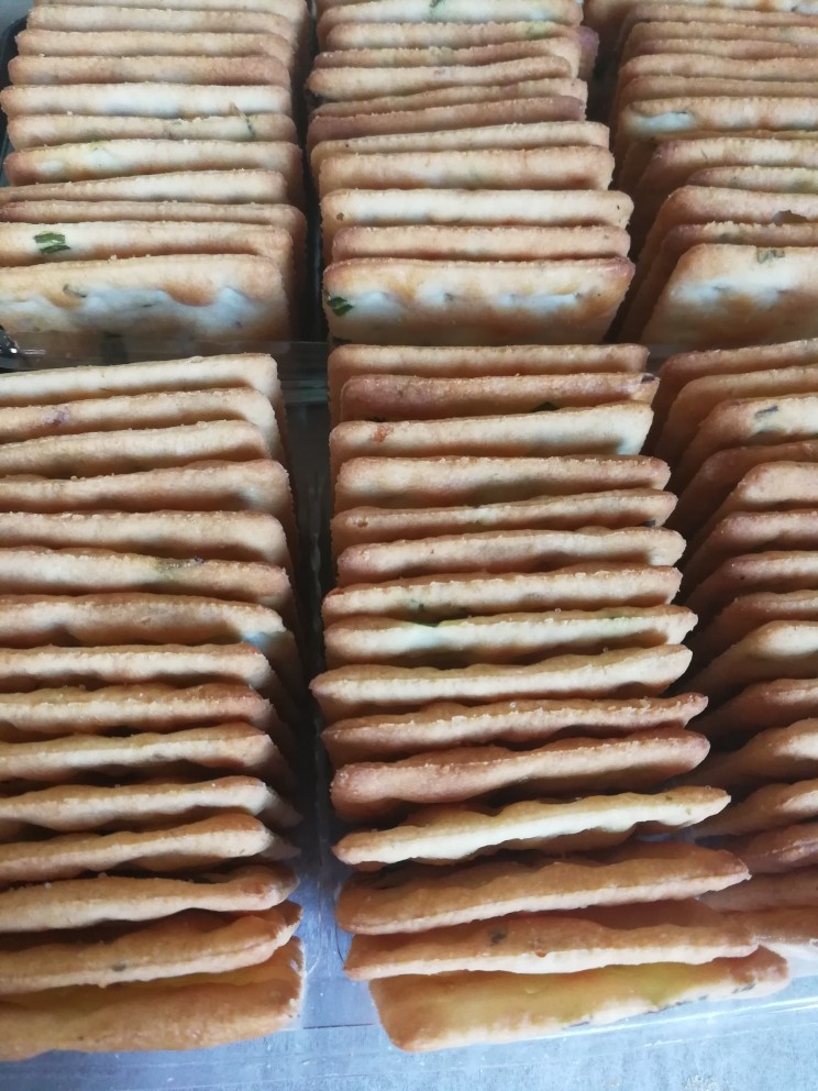 花生酱牛轧饼干,饼干去除外包装,一切准备就绪了
