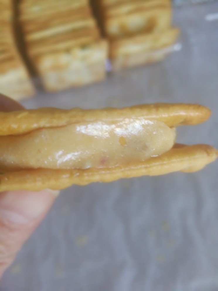 花生酱牛轧饼干,再取一块饼干轻轻的压在棉花糖混合物上,一块牛轧饼干就做好了