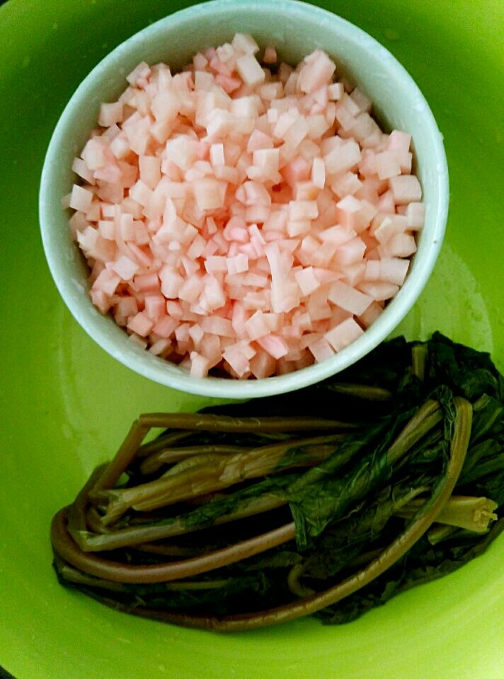 侗乡酸白菜,泡好之后,切碎。
